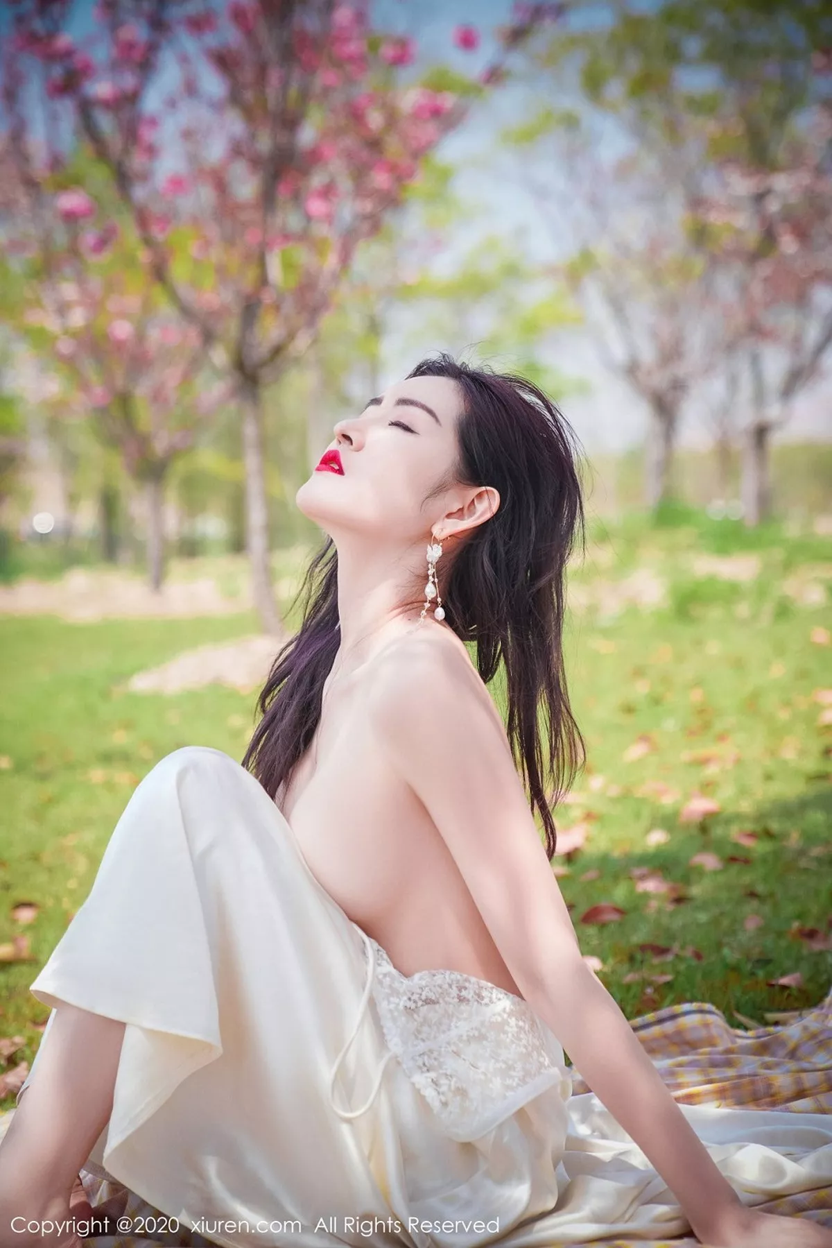 秀人集.com_[XiuRen秀人网]No.2297_嫩模沈梦瑶外景吊裙主题草地上半脱裙子真空露火辣身材诱惑写真55P