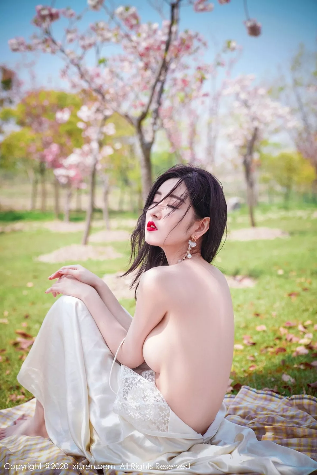秀人集.com_[XiuRen秀人网]No.2297_嫩模沈梦瑶外景吊裙主题草地上半脱裙子真空露火辣身材诱惑写真55P