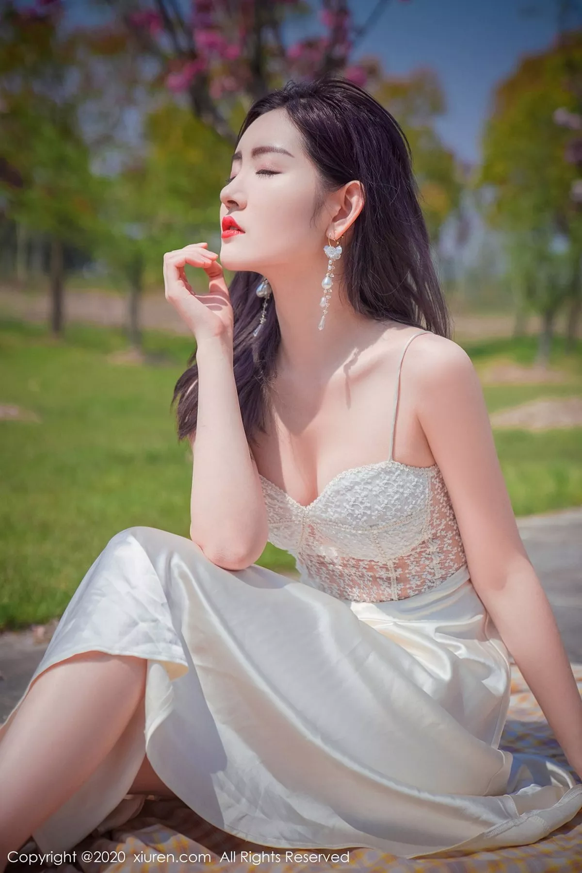秀人集.com_[XiuRen秀人网]No.2297_嫩模沈梦瑶外景吊裙主题草地上半脱裙子真空露火辣身材诱惑写真55P
